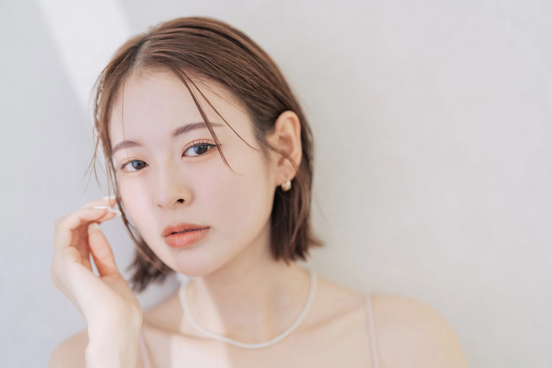 ショートヘアでやわらかな表情の女性モデル